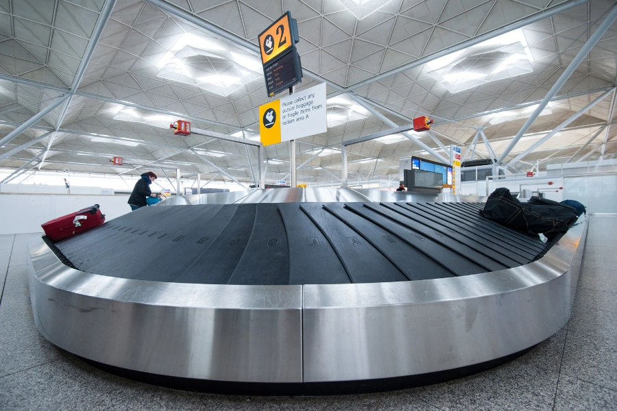 یک دستگاه چرخشی توزین نوار نقاله در فرودگاه استفاده شده است به رنگ خاکستری